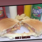 Dog 3 Queijos do Carlão Lanches, aberto mostrando o recheio