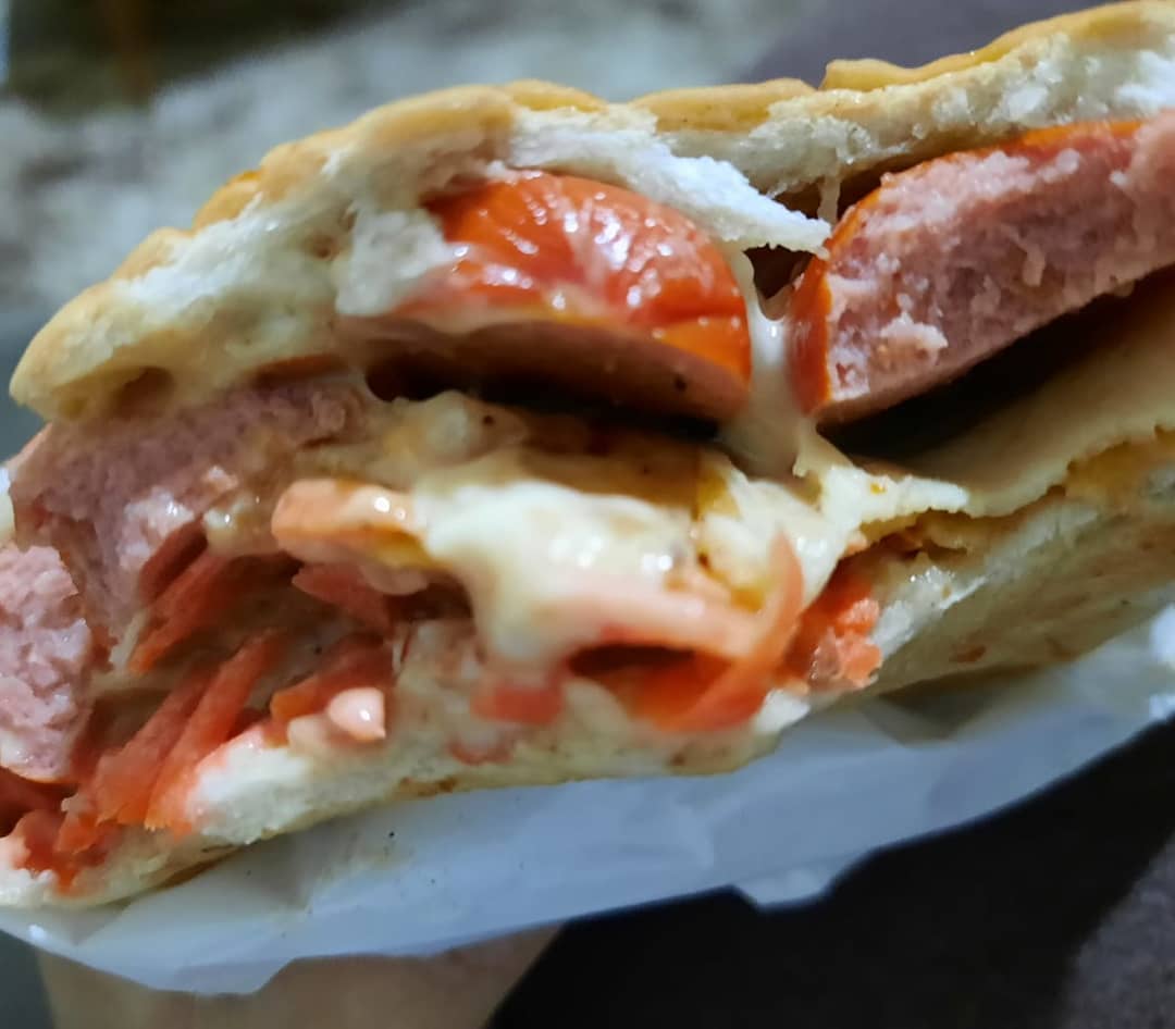 Hot Dog do Carlão recheado com salsicha, queijo derretido e molhos
